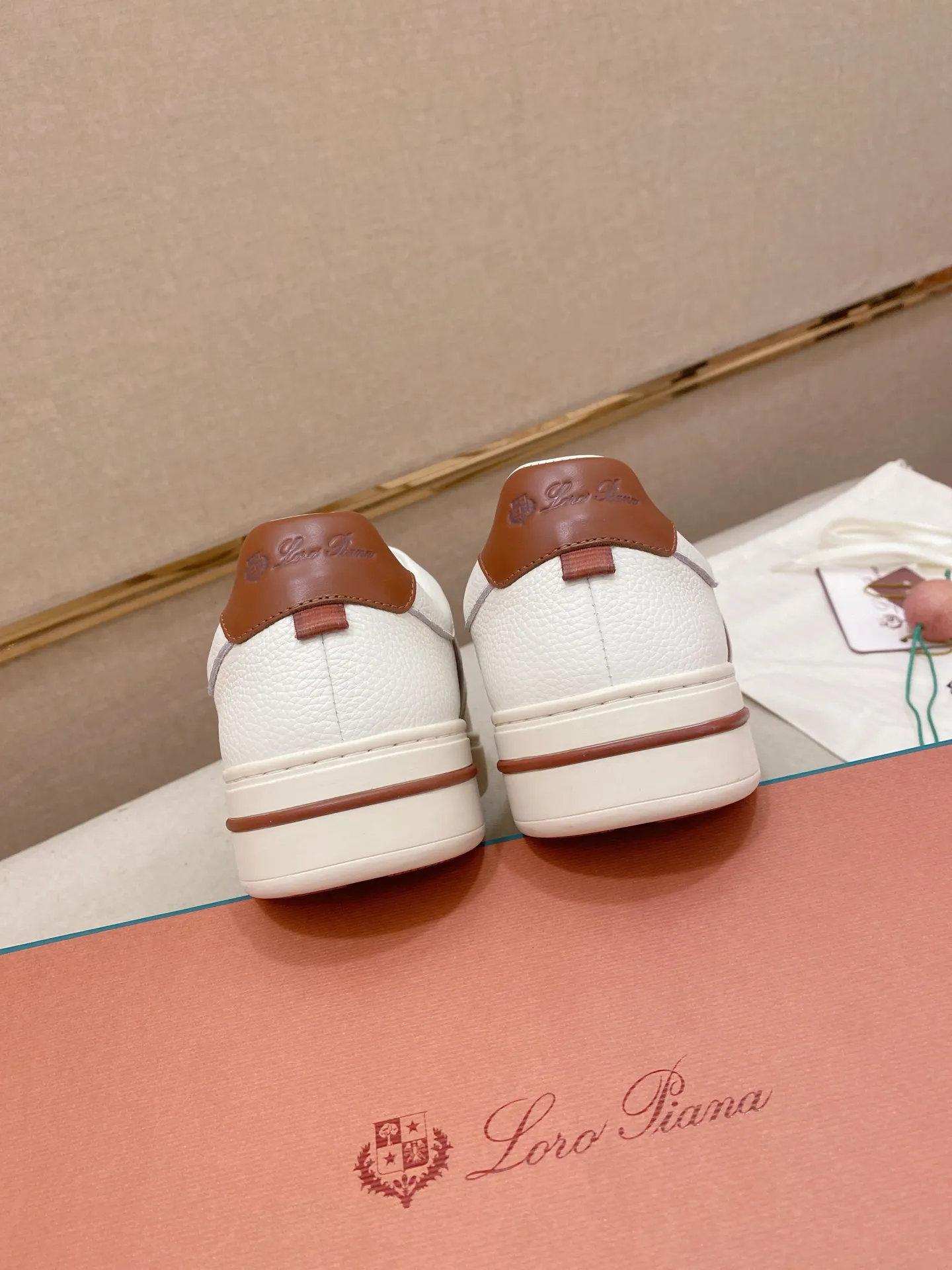 Men's shoes💰: 580💰🔥𝐥𝐨𝐫𝐨 𝐏𝐢𝐚𝐧𝐚 lp classic loafers, an Italian treasure brand, the only brand that can match Hermès! Only after wearing it do we realize that we can’t live up to our feet. The upper is made of imported first-layer cowhide with breathable fly-knit fabric, water-dyed cowhide foot pads, and the official original glass rubber outsole and pendant. Exclusive original packaging (tag ➕ brand paper ➕ outer box ➕ hand bag) code number: 38-44. Can be customized 45-46